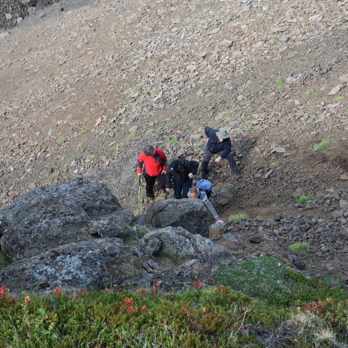Þeir sem vildu máttu fara niður í gilið til að fræðast enn frekar um jarðsöguna.
