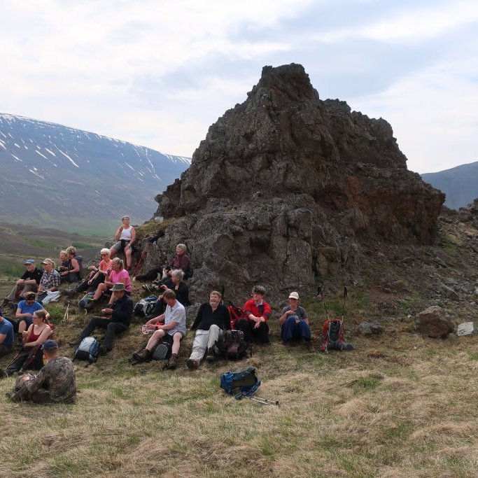 Að sögn Ingibjargar hafa trúlega aldrei jafnmargir setið undir Stallinum en hann er undir Einbúa.