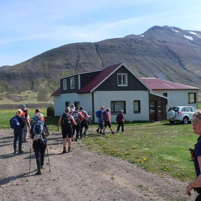 Að lokinni gögnu hóaði Ingibjörg í hópinn sem þáði veitingar í garðinum hjá henni. Mjög skemmtilegt að fá að koma þangað.