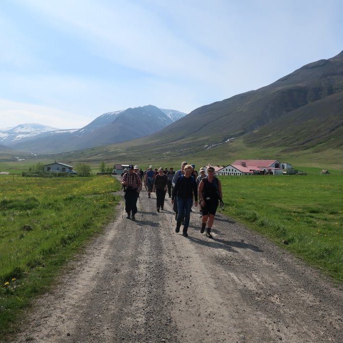 Á leið til baka í bílana.