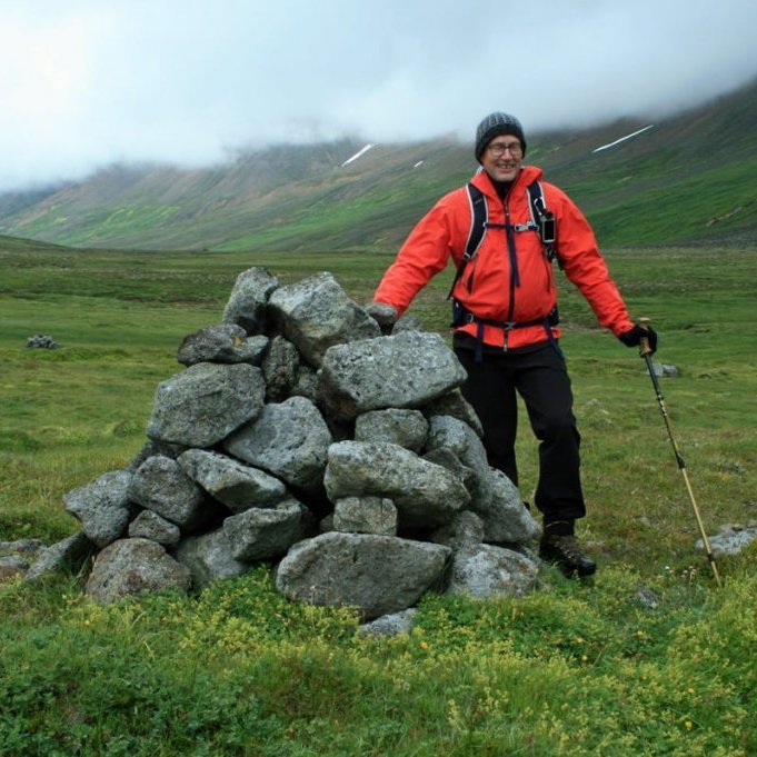 vel uppréttar, væntanlega hlaðnar á klöpp.