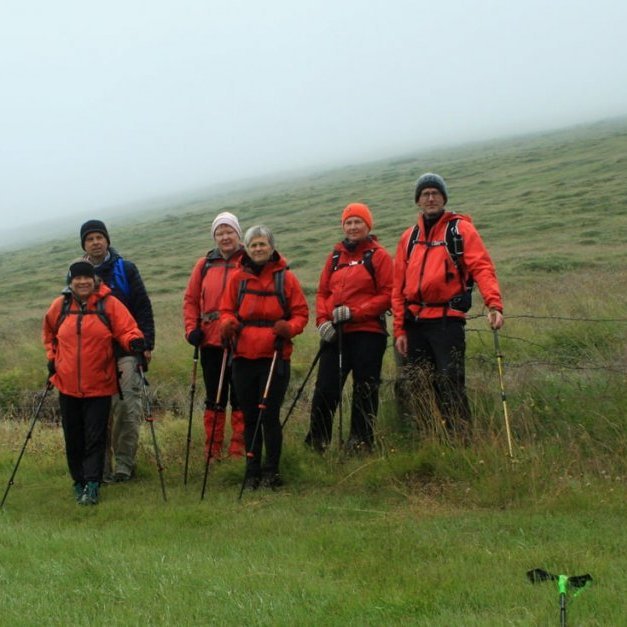 Gönguhópur FFA kominn niður á tún á Hálsi í Kaldakinn - í þoku og súld.
