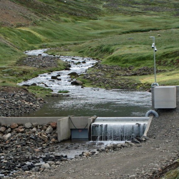 Stíflan í Gönguskarðsá vestast á Gönguskarði.
