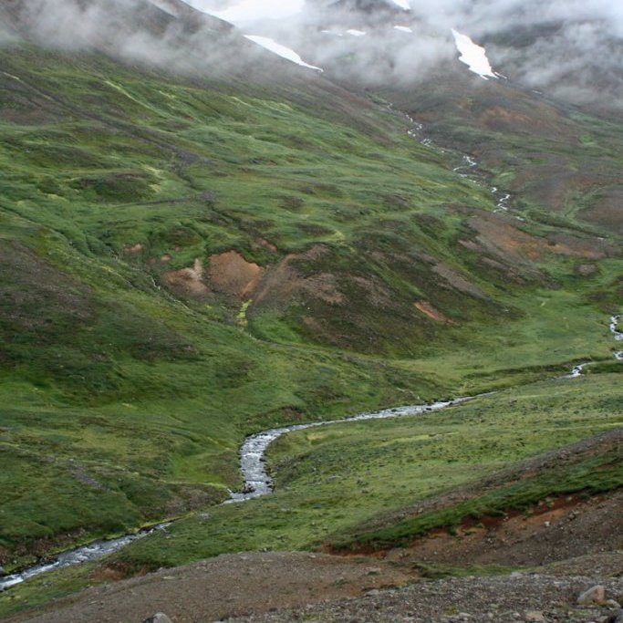 Horft austur Gönguskarð. Þoka á Kinnarfjöllum norðan skarðsins.