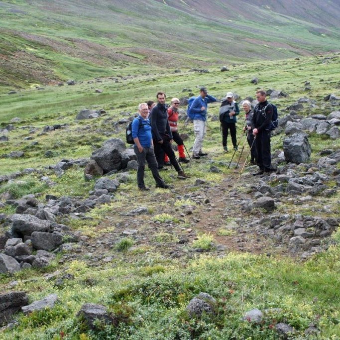 Hér endar vegarslóðinn í urð. Lengra austur yrði tæpast komist á bíl.