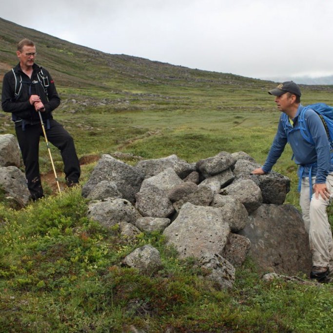 Leiðin upp frá Hálsi í Kinn og vestur yfir Gönguskarð er vörðuð, en vörðurnar standa misvel.