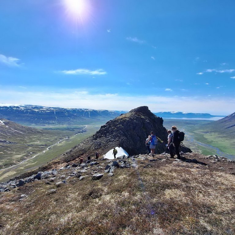 Hjaltadalur vinstramegin og Kolbeinsdalur hægramegin. Fagurblár Skagafjörður framundan.