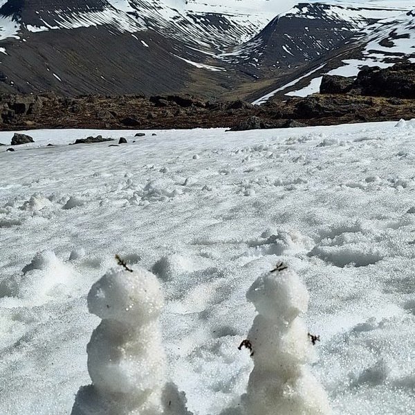 Tvær þjóðsagnapersónur voru gerðar á staðnum. Ármann og Elliði, tröll/ fornmenn sem búa í þessum fjöllum.