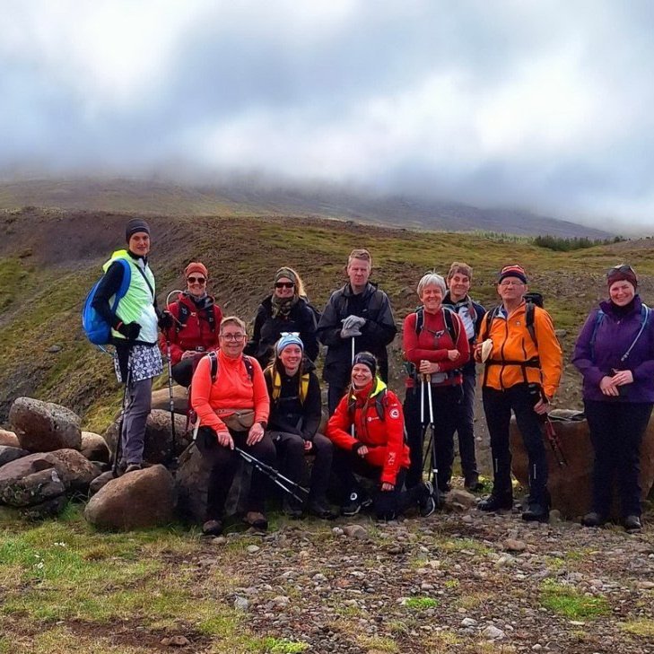 1. Í upphafi göngu fram Víðinesdal var lágskýjað og göngufólk vel klætt.
