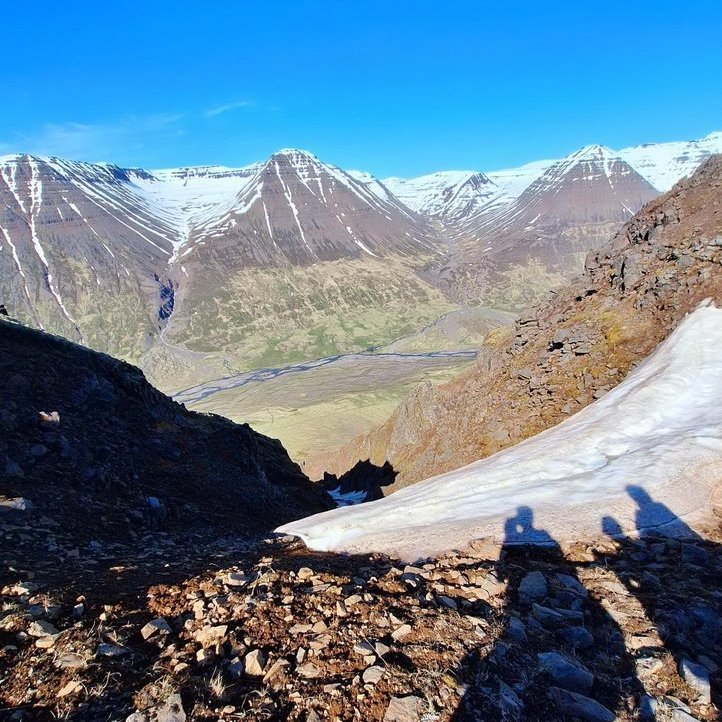 Elliði er snarbrattur Kolbeinsdalsmegin og illfær öðrum en sauðkindinni. Horft niður eitt af giljunum sem skera fjallið lóðrétt.