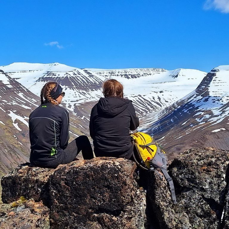 Þær stöllur horfa þarna yfir í Skíðadal handan Kolbeinsdals. Þessi mynd er tekin á leið upp Elliða frá Almenningshálsi.