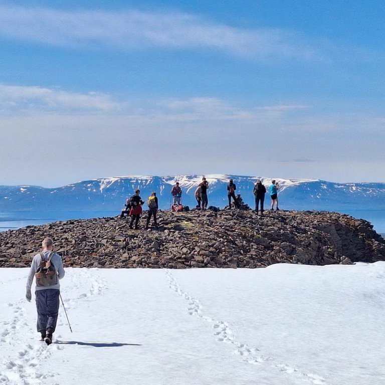 Komin á einn einn stallinn á Elliða og Skagafjörðurinn blasir við. Tindastóll í fjarska. Útsýnið var síbreytilegt í allar áttir og stoppin mörg.