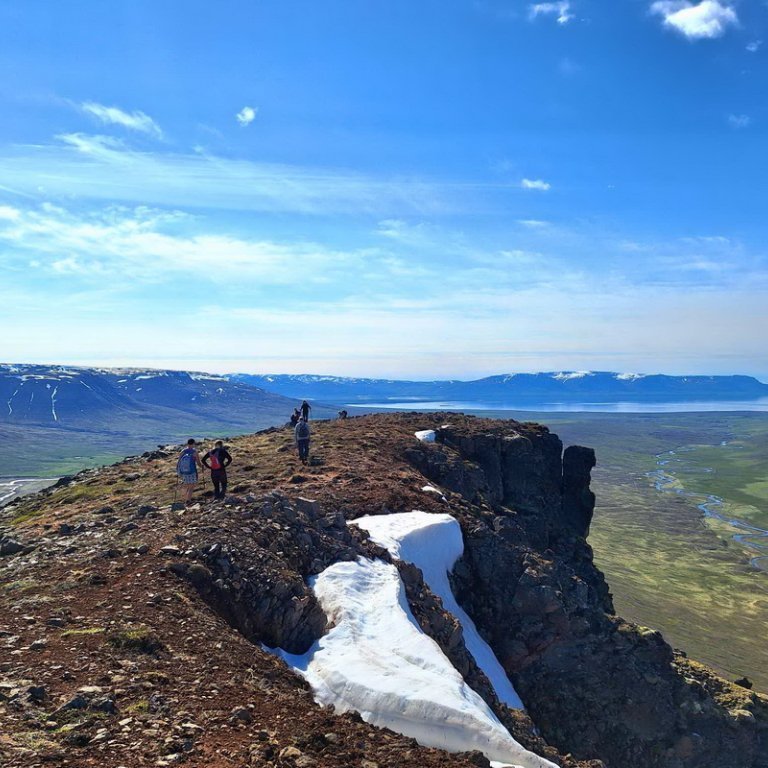Utarlega á Elliða og stutt í göngulok. Elliði er töluvert ,,stöllóttur,,