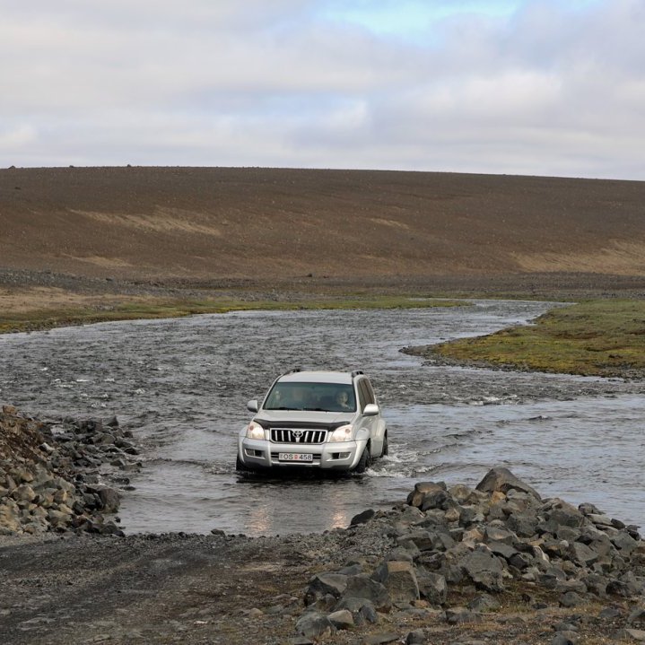 Ekið yfir Þríhyrningsá á leið í Krepputungu.