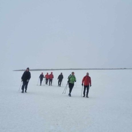 Gengið í þoku, rigningu og sunnan strekking í átt að Lamárdragi.