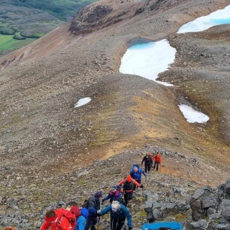 Hópurinn að fikra sig upp hrygginn frá Þórdísarskarði