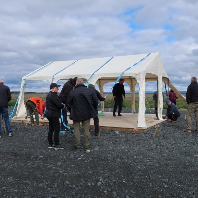 Tjaldið hafði fokið nokkrum dögum áður og skemmst talsvert. Vaskir FFA aðilar reistu það svo hægt væri að hafa aðstöðu þar þennan dag. Það var svo tekið niður um kvöldið og skemmdir á því verða metnar.