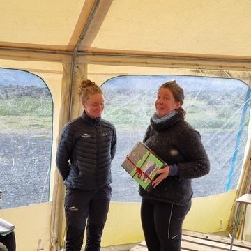 Hanna Kata færði VJÞ gjöf