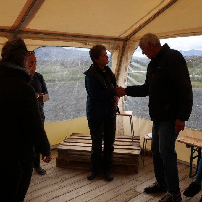 Formaður FFA veitti Hauki Ívarssyni viðurkenningu fyrir langa og góða vinnu við Þorsteinsskála.