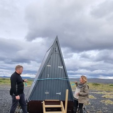 Einar Ingi formaður Þorsteinsskálanefndar og Stefanía aðstoðarþjóðgarðsvörður vígðu ntt þurrsalerni.