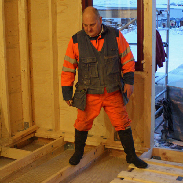 Einar Hjartarson við útidyr Nýja-Lamba