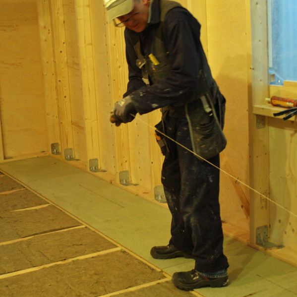 Sigurgeir Sigurðsson að vinna við gólfplöturnar