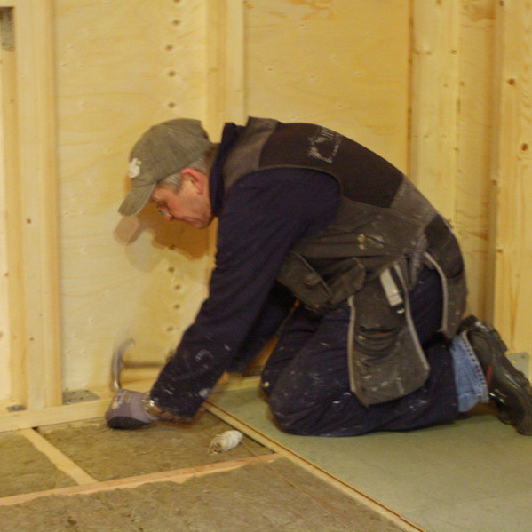 Sigurgeir Sigurðsson að vinna við gólfplöturnar