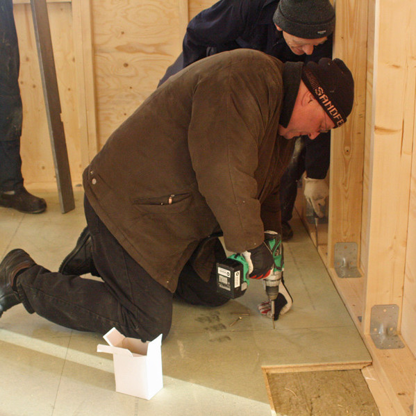 Sigurgeir Vagnsson að skrúfa gólfplötur í Nýja-Lamba