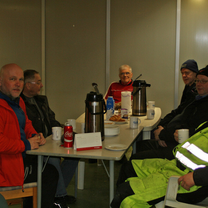 Morgunkaffi Bræðrafellssmiða. Páll framkvæmdastjóri FÍ yst t.v.