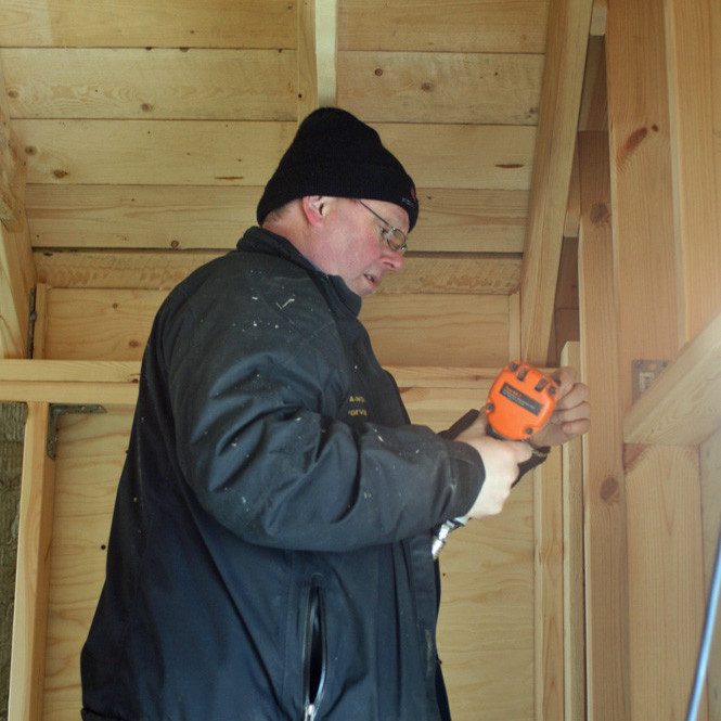 Þorvaldur að vinna við vegg skálans.