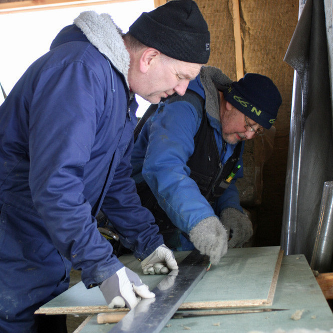 Grímur Laxdal og Hilmar Antonss að mæla gólfplötu.