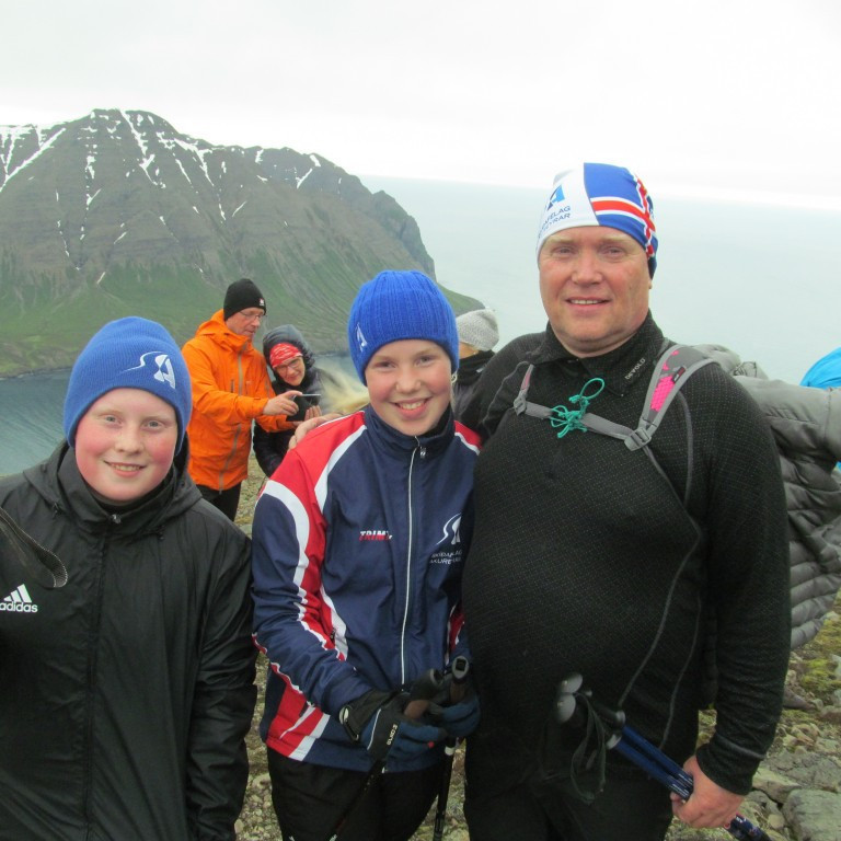 Pabbinn og Afinn kátur með krakkana.