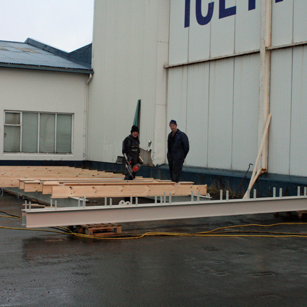 Unnið við botngrind Nýja-Lamba.