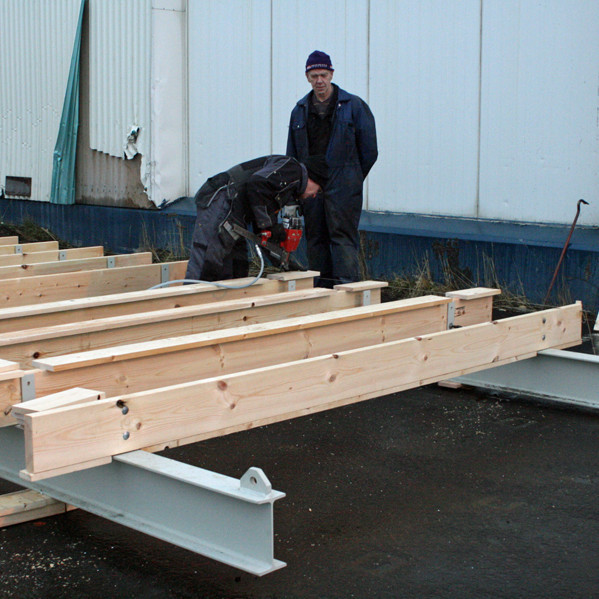 Sigurgeir og Garðar að festa botn meginskála ofan á stálbita.