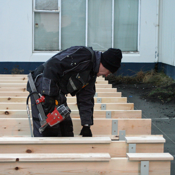 Sigurgeir Sigurðsson að festa borð neðan á gólfbita meginskála.