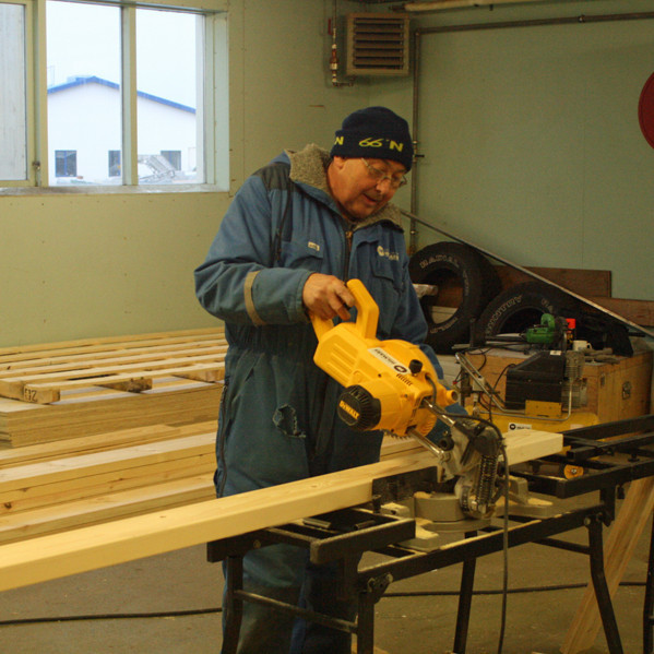 Hilmar Antonsson að saga efni í Nýja-Lamba.