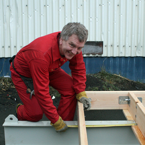 Grímur Laxdal að mæla gólfbita meginskálans.