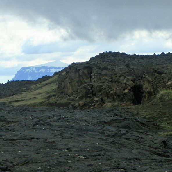 Í Fjallagjá: Vörðukambur og Herðubreið.