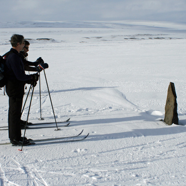Steinhella, ef til vill leiðarmerki, við Kálfborgará