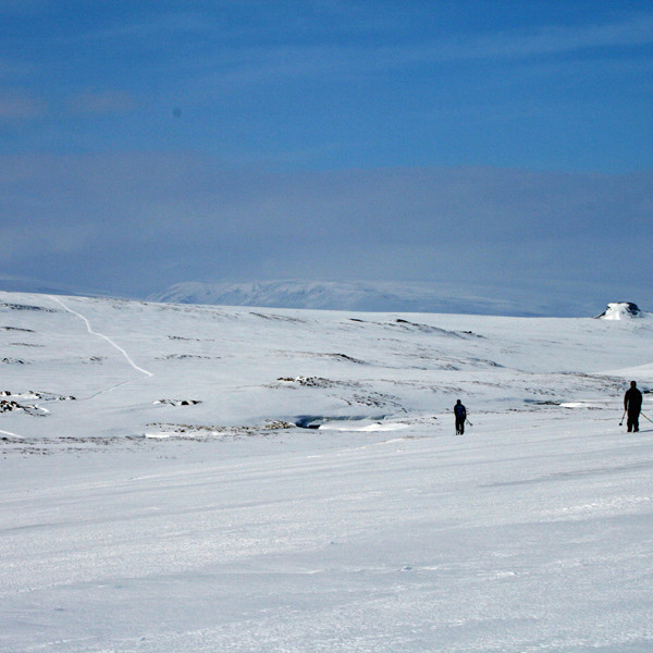 Komið niður að Hrappsstaðaseli (t.v.). Kálfborgin t.h.