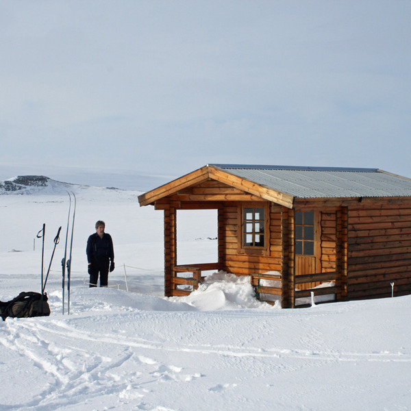 Lítið sumarhús í Brenniási. Kálfborgin t.v.