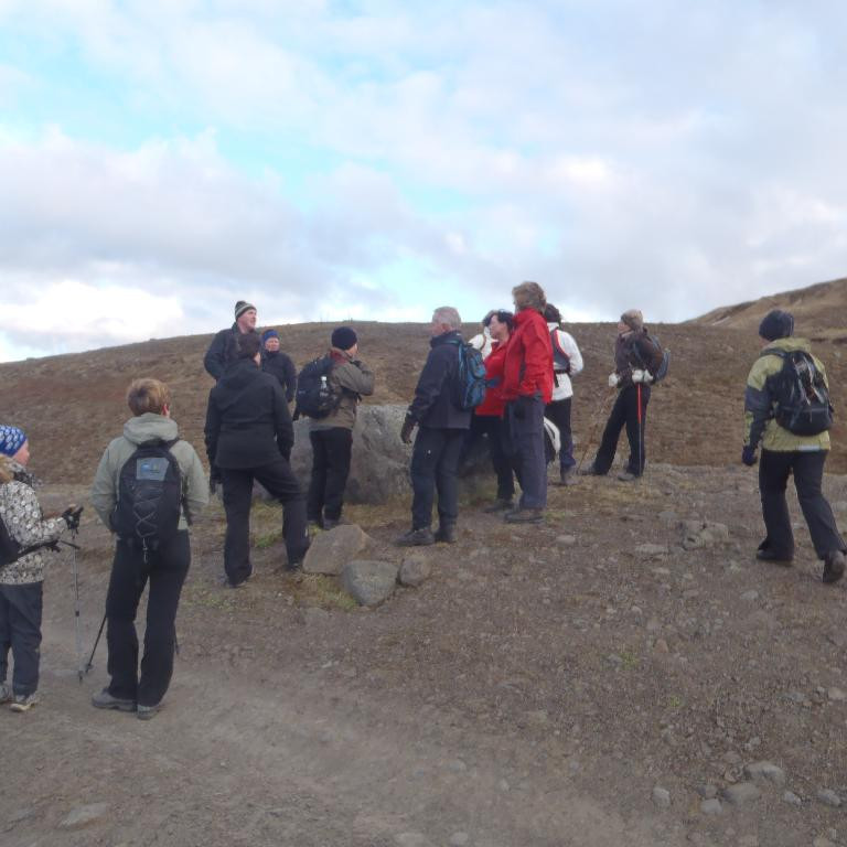 gegið ver eftir veginum upp í Fálkafell