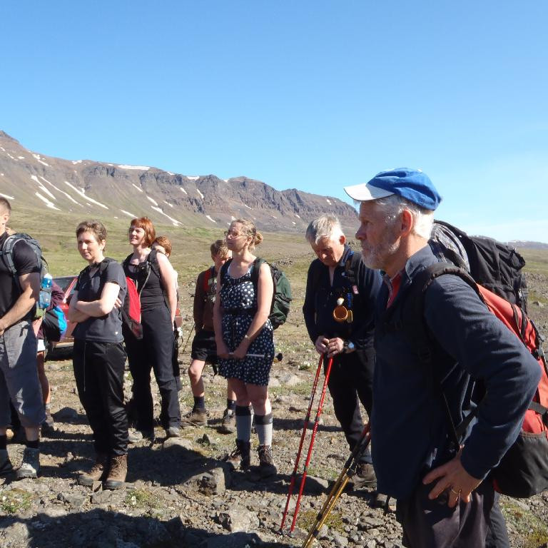 Allir að hlusta á Bjarna Flögukerlingin í baksýn