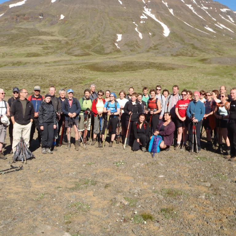 Þrjátíu og átta manna hópur tibúinn í göngu á Flöguselshnjúk.