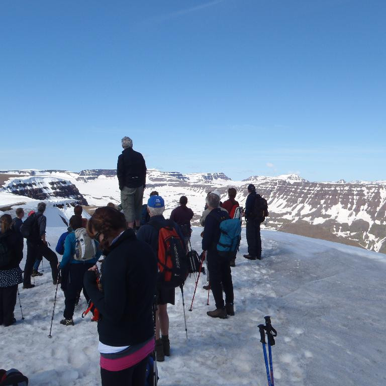 Bjarni að útlista fjöll og skörð sem við sáum.