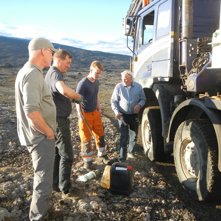 Vökvastýririsslanga bilaði og þá var bara stýrt með vöðvastýri þar til vara slanga kom úr bænum