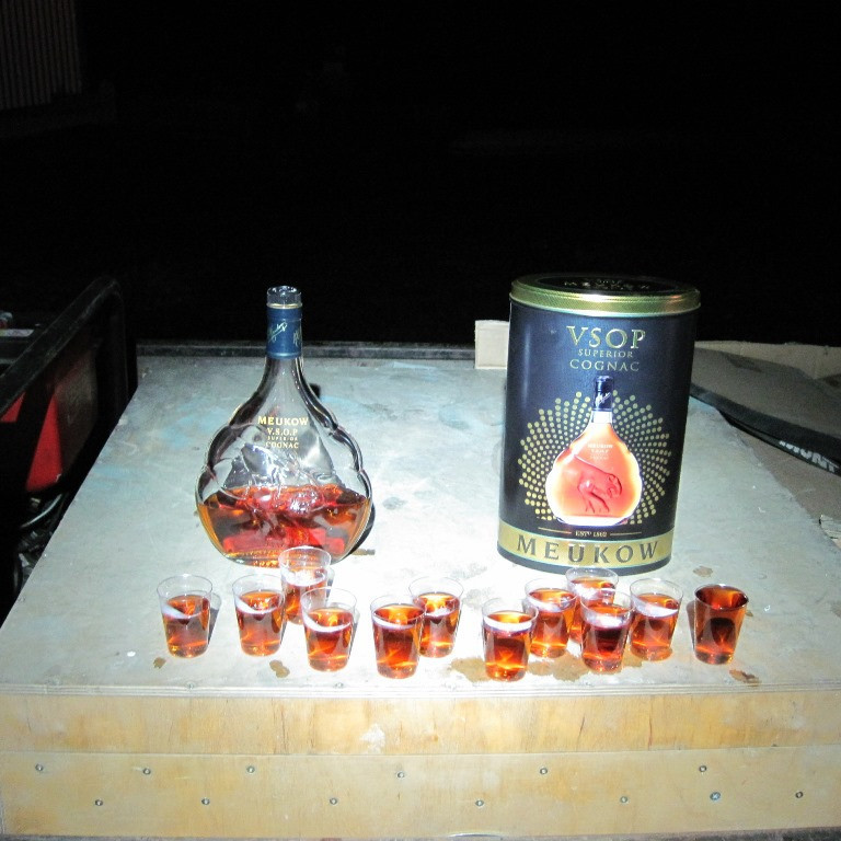 Klukkan að halla í eitt og öll hús komin á sinn stað og skálað í eðal