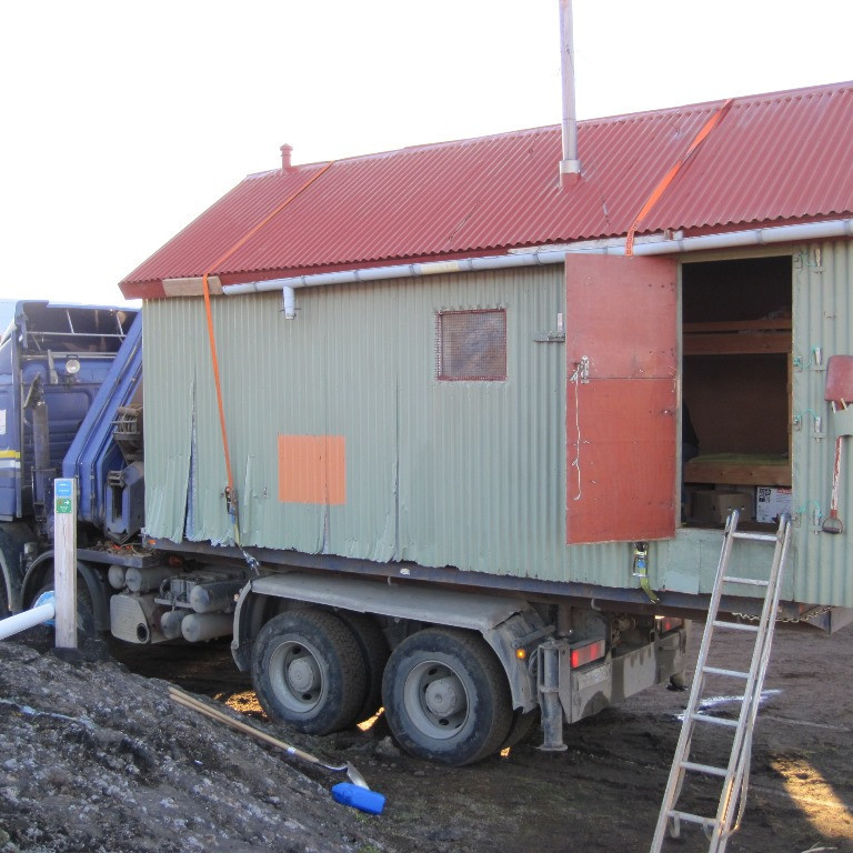 Þeir sem sáu um flutninginn kynntu upp í því gamla og gistu í 