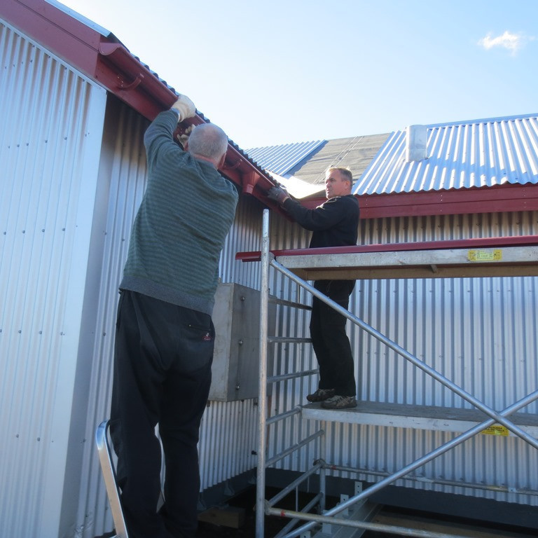 Gengið frá þakrennum