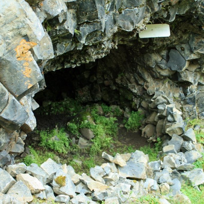 Grettisbæli austan í Vígabjargi í Forvöðum.